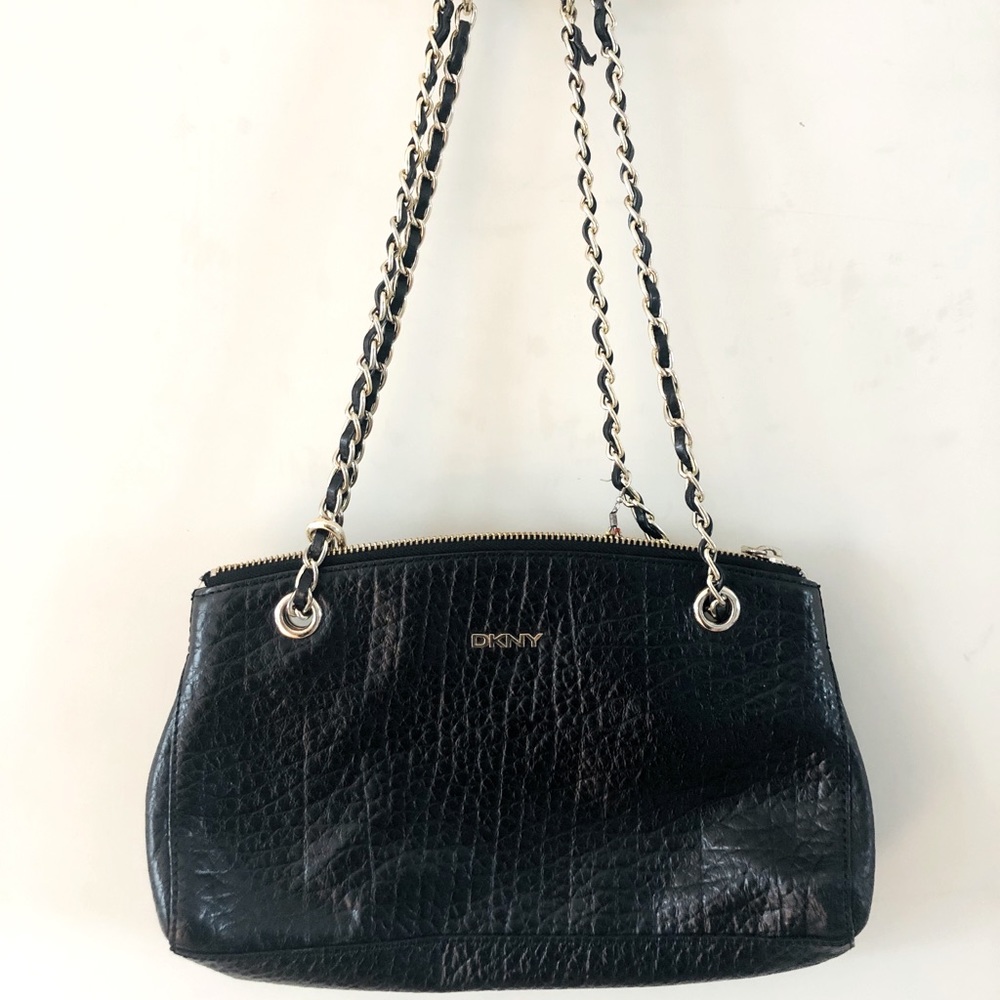 DKNY BLACK SHOULDERBAG